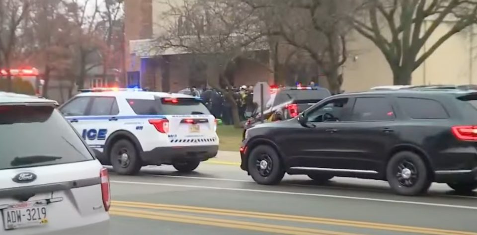 Policiais estiveram no local do tiroteio, na Abundant Life Christian School em Madison, Wisconsin (Foto: Reprodução TV)