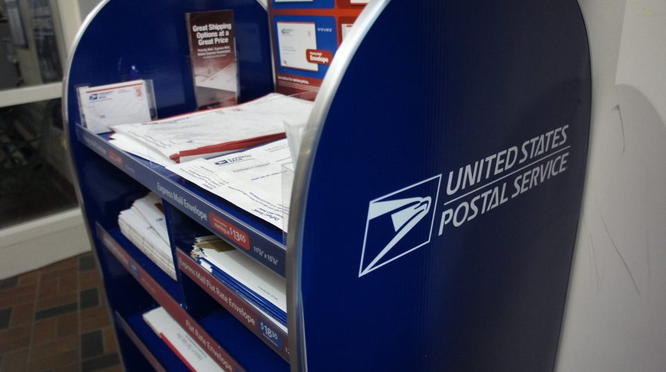 A privatização do Serviço Postal poderia prejudicar o setor de comércio eletrônico nos EUA, assim como as pequenas empresas e os consumidores rurais que usam os Correios, por ser o único transportador que faz entregas em regiões remotas do país (Foto: Aranami/Flickr)