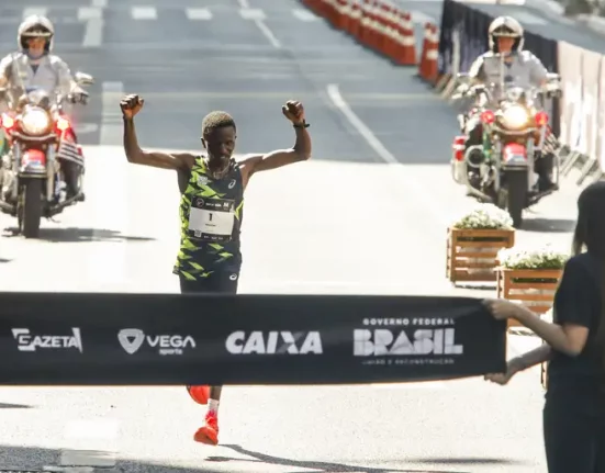 O queniano Wilson Too dominou a prova masculina e fechou a prova com o tempo de 44m22s (Foto: Paulo Pinto/Agência Brasil)