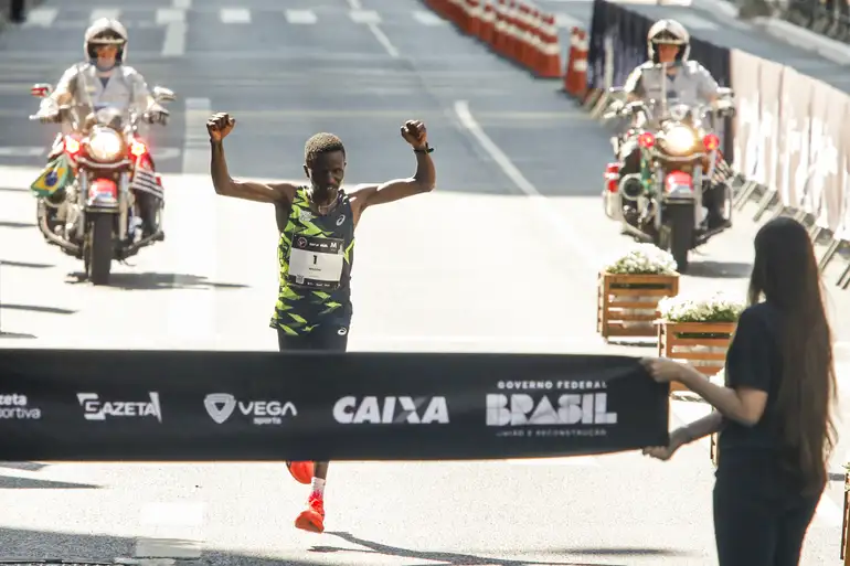 O queniano Wilson Too dominou a prova masculina e fechou a prova com o tempo de 44m22s (Foto: Paulo Pinto/Agência Brasil)