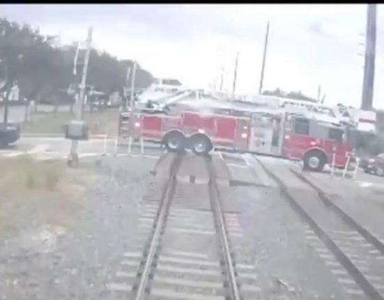 No vídeo divulgado pela companhia ferroviária é possível ver a trajetória do trem enquanto o caminhão dos bombeiros cruza os trilhos (Reprodução)