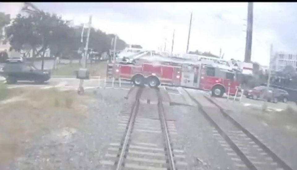 No vídeo divulgado pela companhia ferroviária é possível ver a trajetória do trem enquanto o caminhão dos bombeiros cruza os trilhos (Reprodução)