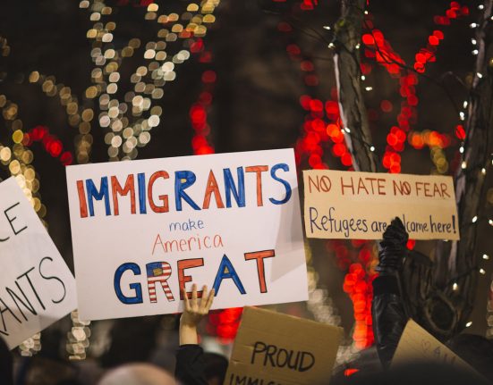 Os organizadores do protesto disseram estar defendendo a intervenção de Hochul para evitar o despejo dos imigrantes e fornecimento de novos fundos estaduais para abrigá-los (Foto: Rawpixel)