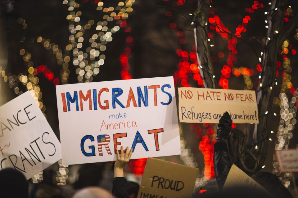 Os organizadores do protesto disseram estar defendendo a intervenção de Hochul para evitar o despejo dos imigrantes e fornecimento de novos fundos estaduais para abrigá-los (Foto: Rawpixel)