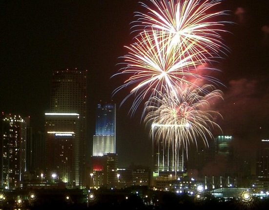 Miami Beach oferece uma celebração à beira-mar com música ao vivo e show de fogos de artifício (Foto: Averette/Wikimedia)