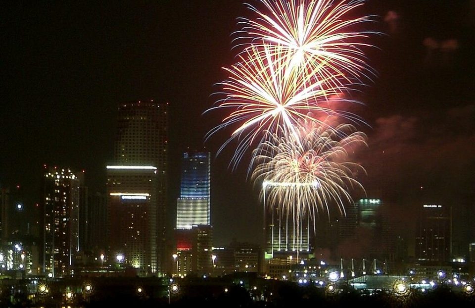 Miami Beach oferece uma celebração à beira-mar com música ao vivo e show de fogos de artifício (Foto: Averette/Wikimedia)