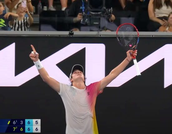 João Fonseca e Bia Haddad Maia são os únicos representantes brasileiros no Australian Open, primeiro Grand Slam da temporada (Foto: Reprodução TV)