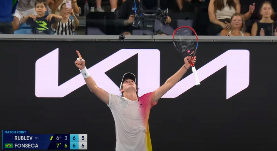 João Fonseca e Bia Haddad Maia são os únicos representantes brasileiros no Australian Open, primeiro Grand Slam da temporada (Foto: Reprodução TV)