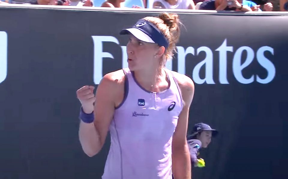 Beatriz Haddad Maia, número 17 do mundo no ranking da WTA, conquistou mais uma vitória e avançou à terceira rodada do Aberto da Austrália, o primeiro Grand Slam da temporada (Foto: Reprodução TV)