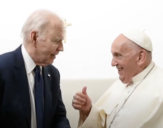 “O Papa Francisco é diferente de todos os que vieram antes. Acima de tudo, ele é o Papa do Povo - uma luz de fé, esperança e amor que brilha intensamente em todo o mundo”, diz o texto divulgado pela assessoria de Joe Biden (Foto: Reprodução TV)