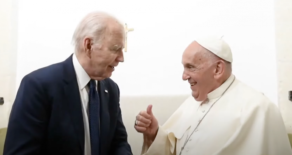 “O Papa Francisco é diferente de todos os que vieram antes. Acima de tudo, ele é o Papa do Povo - uma luz de fé, esperança e amor que brilha intensamente em todo o mundo”, diz o texto divulgado pela assessoria de Joe Biden (Foto: Reprodução TV)