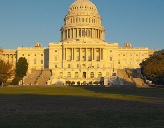 A certificação da vitória da chapa Trump-Biden na eleição presidencial foi conduzida pela vice-presidente Kamala Harris, candidata derrotada pelo Partido Democratas, em cerimônia no Capitólio (Foto: United States Police Capitol)