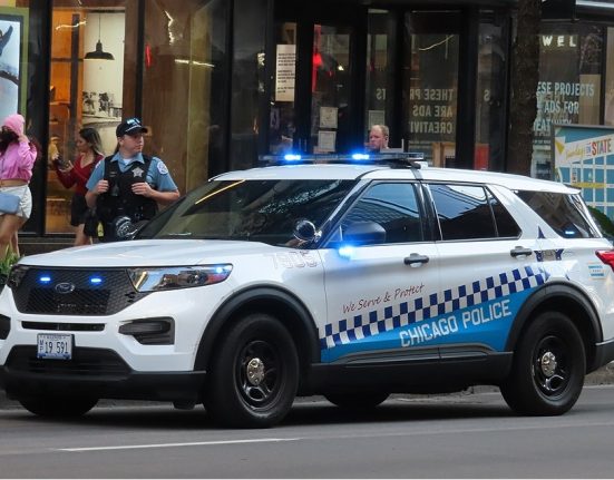 Uma lei municipal de Chicago proíbe os policiais de participarem de operações de fiscalização de imigração (Foto: Jason Lawrence/Wikimedia)