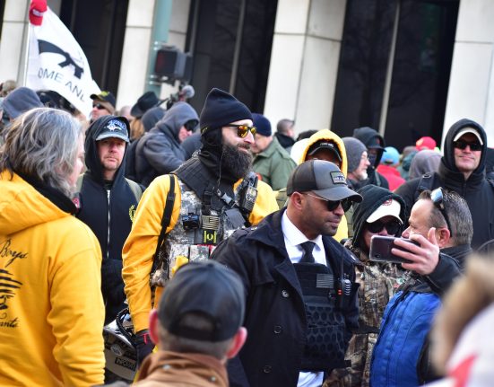 Enrique Tarrios e os Proud Boys no Rally da Segunda Emenda na Virginia, em janeiro de 2020 (Foto: Anthony Crider/Flickr)