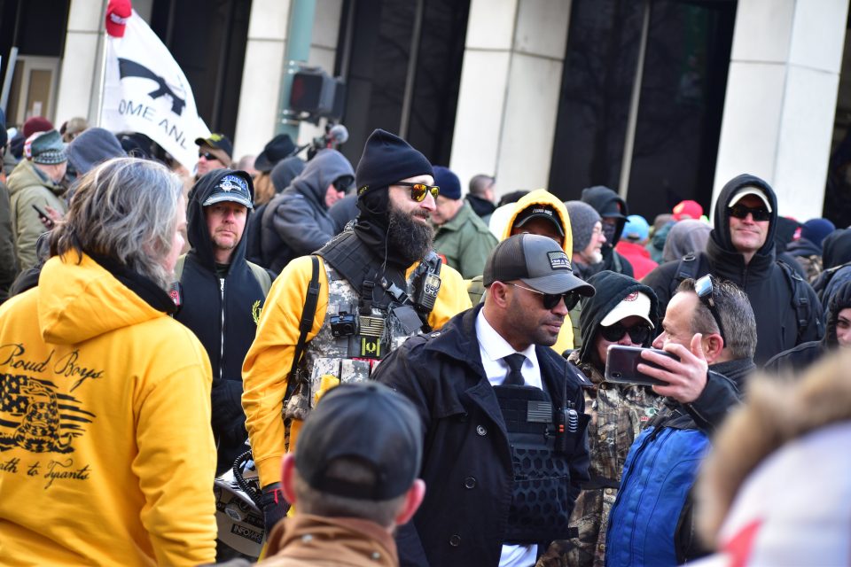 Enrique Tarrios e os Proud Boys no Rally da Segunda Emenda na Virginia, em janeiro de 2020 (Foto: Anthony Crider/Flickr)