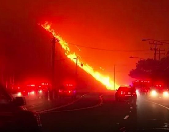 Os focos de Palisades e de Eaton ainda estão fora de controle e o Serviço de Meteorologia de Los Angeles emitiu alerta para ventos fortes na região (Reprodução)