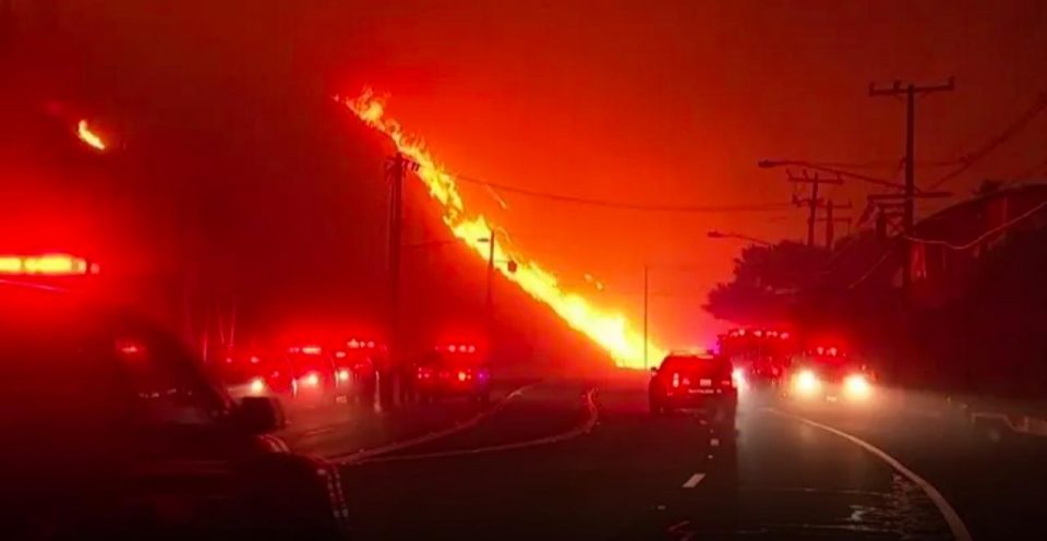 Os focos de Palisades e de Eaton ainda estão fora de controle e o Serviço de Meteorologia de Los Angeles emitiu alerta para ventos fortes na região (Reprodução)