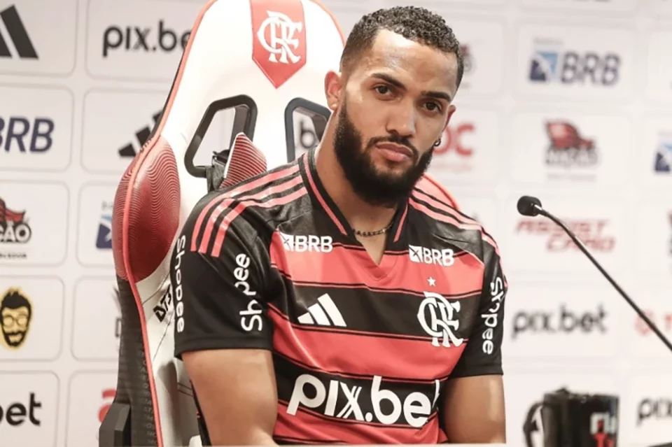 Juninho, contratado junto ao Qarabag do Azerbaijão, foi o centro-avante escolhido pelo Flamengo (30º clube mais rico do mundo) para substituir Pedro que ainda está em se recuperando de uma lesão grave (Foto: Gilvan de Souza/CRF)