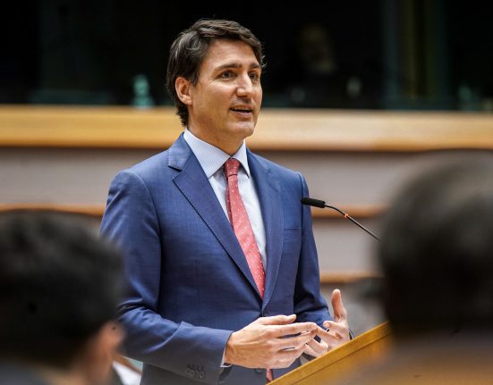 Os pedidos para que Trudeau renuncie aumentaram desde dezembro em meio a uma série de pesquisas que mostram que seu Partido Liberal será derrotado na próxima eleição devido à raiva dos eleitores em relação aos preços altos e à crise imobiliária (Foto: Flickr)