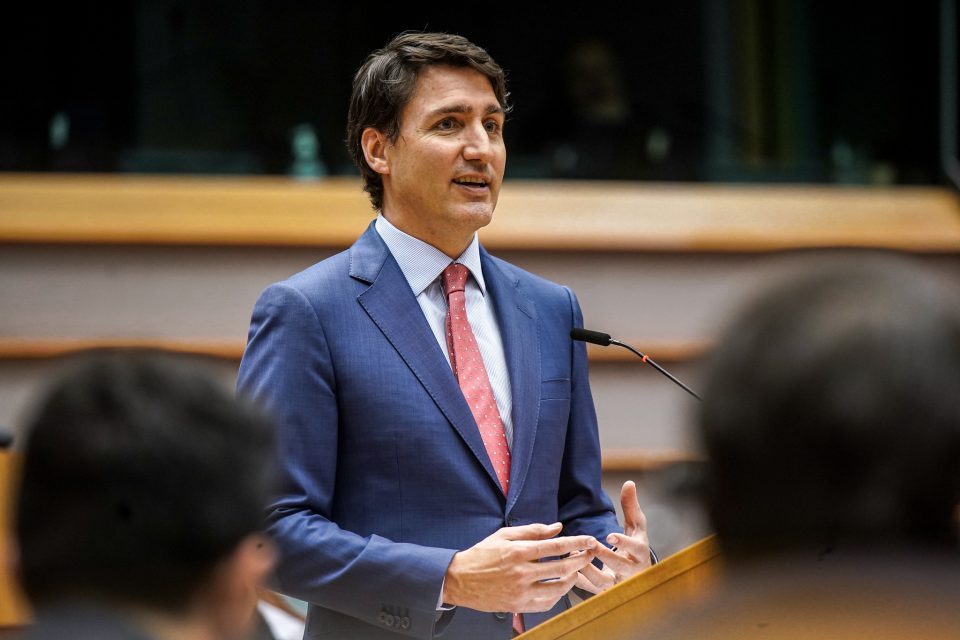 Os pedidos para que Trudeau renuncie aumentaram desde dezembro em meio a uma série de pesquisas que mostram que seu Partido Liberal será derrotado na próxima eleição devido à raiva dos eleitores em relação aos preços altos e à crise imobiliária (Foto: Flickr)