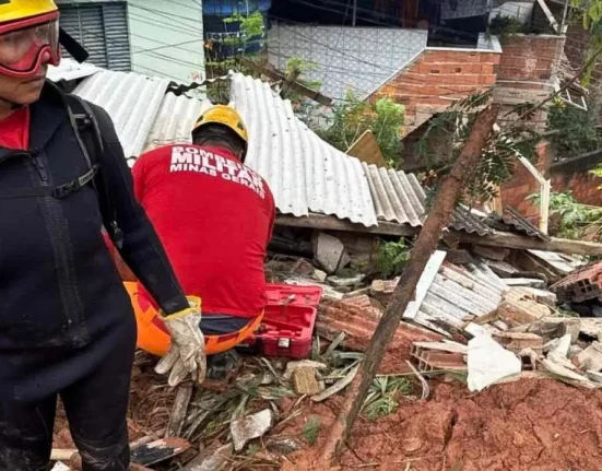 Além de deslizamentos em diversos pontos da cidade de Ipatinga, o temporal provocou ainda o transbordamento de córregos e alagamentos e deslizamentos. O município decretou estado de calamidade pública por 180 dias (Crédito: Reprodução/ Instagram/CBMM)