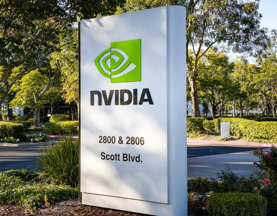 As ações da Nvidia caíram 17% nesta segunda, 27, com perdas que chegaram aos $ 600 bilhões (Foto: Will Buckner/Wikimedia)