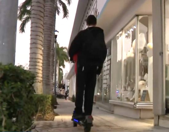 Patinetes e bicicletas circulam livremente nas calçadas de Miami Beach (Foto: Reprodução TV)