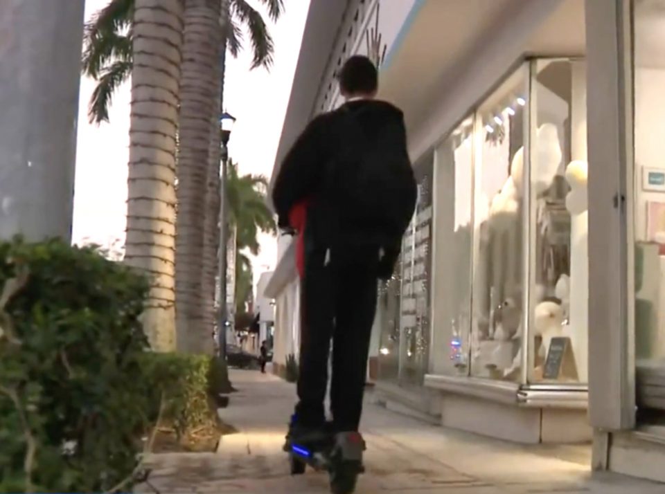 Patinetes e bicicletas circulam livremente nas calçadas de Miami Beach (Foto: Reprodução TV)