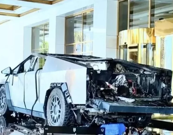 Ano Novo começou com atentados em New Orleans e em Las Vegas, onde ocorreu a explosão de um Tesla Cybertruck (Foto: Reprodução TV)