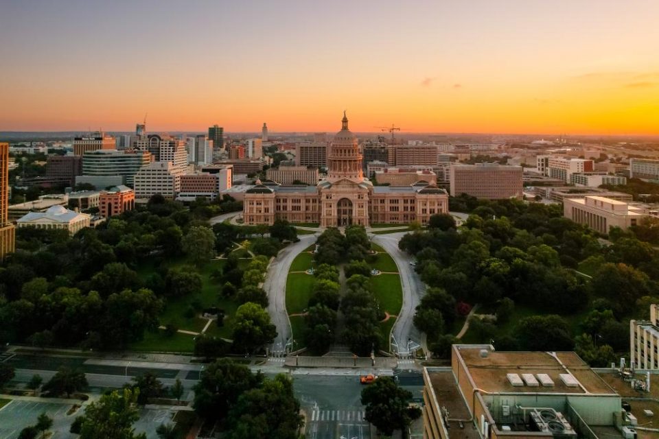 O gabinete do governador do Texas também disse que, durante a Operação Lonestar, as forças policiais do Texas apreenderam mais de 620 milhões de doses letais de fentanil, o que, segundo eles, é “suficiente para matar todos os homens, mulheres e crianças dos Estados Unidos, México e Canadá juntos” (Foto: Visit Austin)