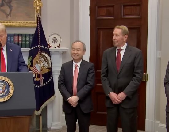 CEOs Larry Ellison (Oracle), Sam Altman (OpenAI) e Masayoshi Son (holding japonesa SoftBank), participantes da “nova empresa americana que investirá pelo menos 500 bilhões de dólares em infraestrutura de IA” no país (Foto: Reprodução TV)