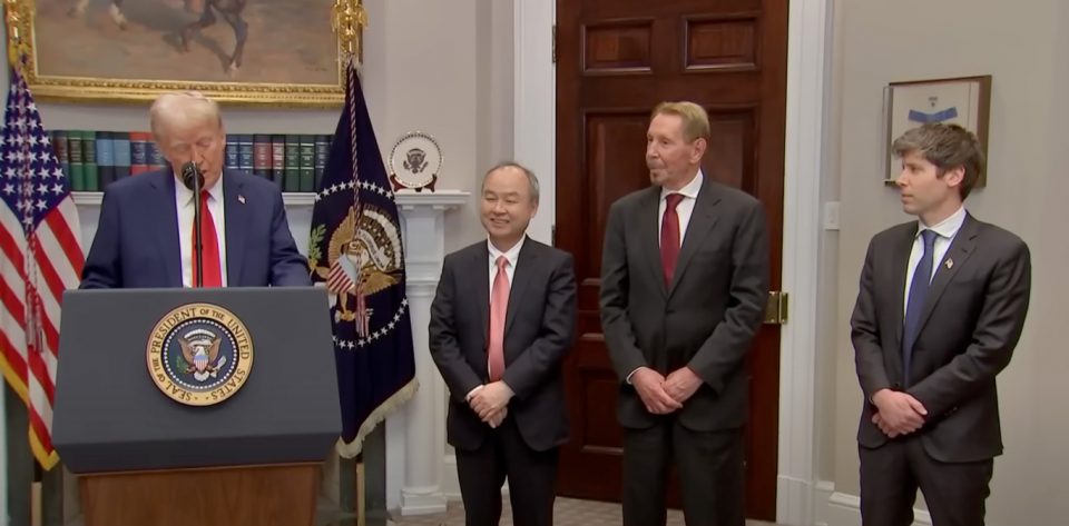 CEOs Larry Ellison (Oracle), Sam Altman (OpenAI) e Masayoshi Son (holding japonesa SoftBank), participantes da “nova empresa americana que investirá pelo menos 500 bilhões de dólares em infraestrutura de IA” no país (Foto: Reprodução TV)