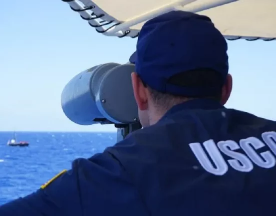 O grupo chegou no domingo (29), e era composto por cinco mulheres e onze homens, todos com documentos de identificação e passaportes cubanos (Foto: US Coast Guard)