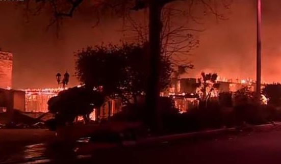 O estado enfrenta três grandes incêndios simultâneos: o Palisades, na região de Santa Mônica; o Hurst, ao norte de São Fernando; e o Eaton, em Altadena (Reprodução)