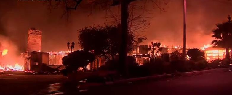 O estado enfrenta três grandes incêndios simultâneos: o Palisades, na região de Santa Mônica; o Hurst, ao norte de São Fernando; e o Eaton, em Altadena (Reprodução)