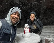 O brasileiro Jefferson Rissi e a esposa brincam com a neve rara no Norte da Flórida (Facebook)