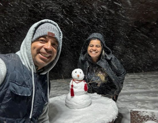 O brasileiro Jefferson Rissi e a esposa brincam com a neve rara no Norte da Flórida (Facebook)