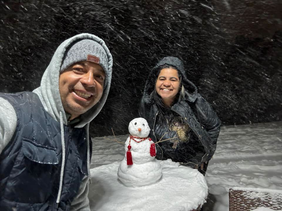 O brasileiro Jefferson Rissi e a esposa brincam com a neve rara no Norte da Flórida (Facebook)