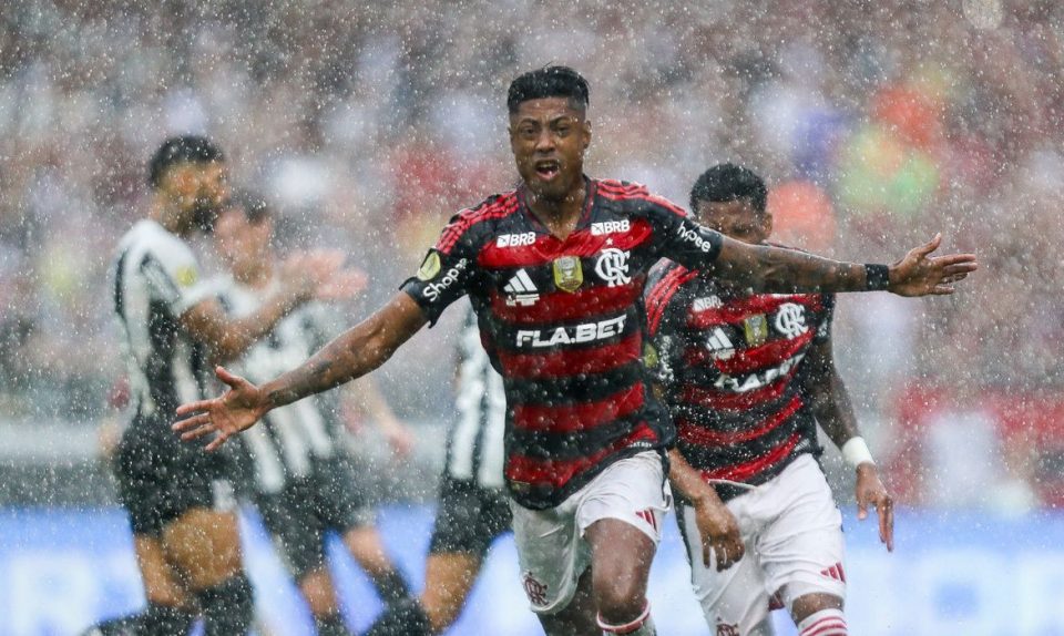 No retorno da Supercopa do Brasil, o Flamengo tem sido soberano. Nos anos de 2020 e 2021 o título ficou com o Flamengo e o de 2025. Já em 2022 o Atlético-MG foi o grande campeão. O Palmeiras ergueu o troféu em 2023. O vencedor mais recente do campeonato até a tarde deste domingo era o São Paulo, vencedor da edição de 2024 (Foto: Gilvan de Souza/CRF)