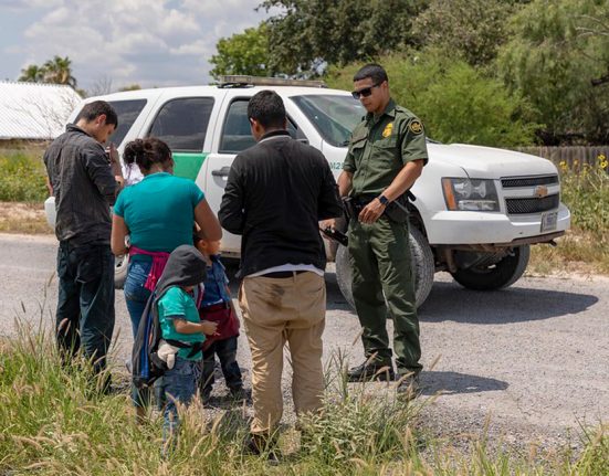 Crianças e adultos apreendidos tentando atravessar a fronteira (Foto: Mani Albrecht/U.S. Customs and Border Protection)