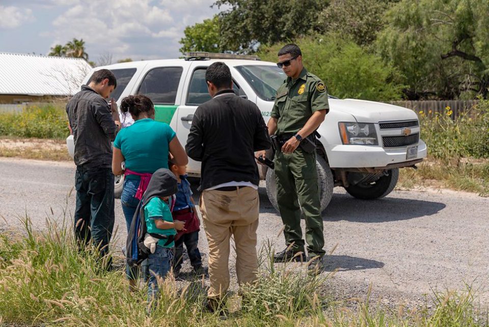 Crianças e adultos apreendidos tentando atravessar a fronteira (Foto: Mani Albrecht/U.S. Customs and Border Protection)