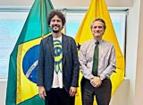 O artista plástico brasileiro Gabriel da Silva (à esquerda) e o cônsul-geral André Odenbreit Carvalho durante a exposição em janeiro (Divulgação)