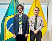 O artista plástico brasileiro Gabriel da Silva (à esquerda) e o cônsul-geral André Odenbreit Carvalho durante a exposição em janeiro (Divulgação)