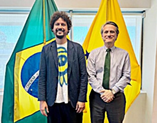 O artista plástico brasileiro Gabriel da Silva (à esquerda) e o cônsul-geral André Odenbreit Carvalho durante a exposição em janeiro (Divulgação)