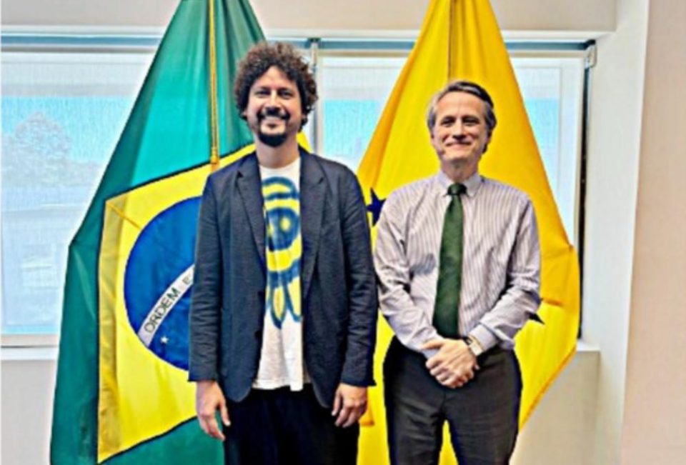 O artista plástico brasileiro Gabriel da Silva (à esquerda) e o cônsul-geral André Odenbreit Carvalho durante a exposição em janeiro (Divulgação)