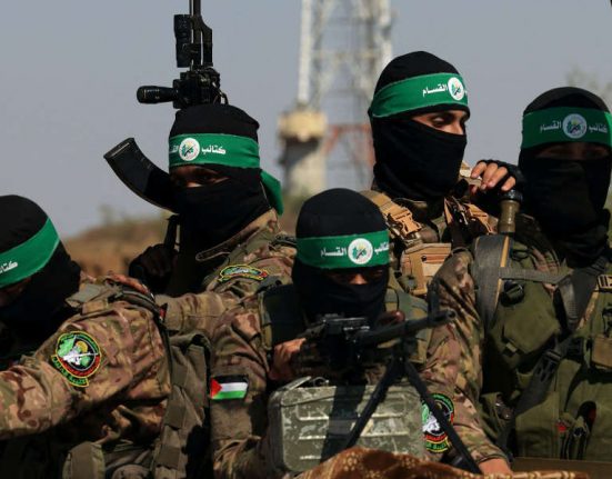 Houve vários casos de combatentes do Hamas que estupraram terrivelmente homens israelenses durante os ataques de 7 de outubro, bem como reféns mantidos em cativeiro após o ataque que desencadeou a guerra entre Israel e o Hamas (Foto: Reprodução de vídeo de propaganda do Hamas)