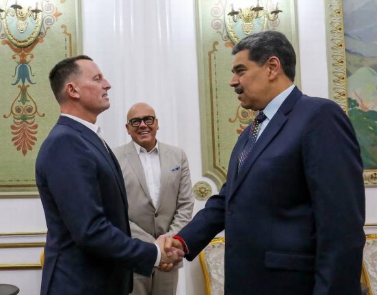 Uma foto divulgada pela Presidência da Venezuela mostra o líder venezuelano Nicolás Maduro (à direita) falando com o enviado especial do presidente dos EUA, Donald Trump, Richard Grenell, no Palácio Presidencial de Miraflores, em Caracas, em 31 de janeiro de 2025 (Foto: Presidencia de Venezuela)