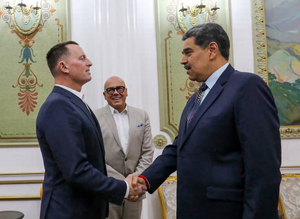 Uma foto divulgada pela Presidência da Venezuela mostra o líder venezuelano Nicolás Maduro (à direita) falando com o enviado especial do presidente dos EUA, Donald Trump, Richard Grenell, no Palácio Presidencial de Miraflores, em Caracas, em 31 de janeiro de 2025 (Foto: Presidencia de Venezuela)