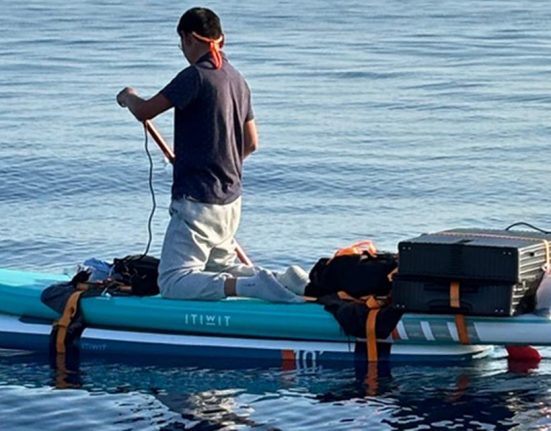 Um homem que as autoridades federais disseram ser chinês rema em uma prancha de remo a cerca de 40 quilômetros de Freeport, Bahamas, terça-feira, 4 de fevereiro de 2025. A Guarda Costeira disse que ele estava tentando migrar para os Estados Unidos (Foto: U.S. Coast Guard)