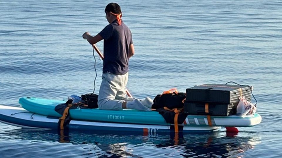 Um homem que as autoridades federais disseram ser chinês rema em uma prancha de remo a cerca de 40 quilômetros de Freeport, Bahamas, terça-feira, 4 de fevereiro de 2025. A Guarda Costeira disse que ele estava tentando migrar para os Estados Unidos (Foto: U.S. Coast Guard)